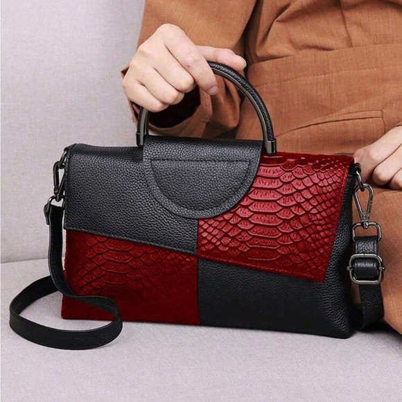 Elegant Black and Red Handbag - Picture 5 of 6